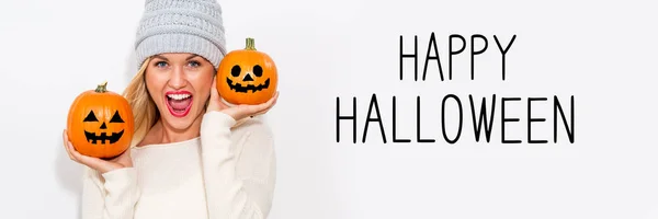 Mutlu Halloween pumpkins tutan kadın ile — Stok fotoğraf