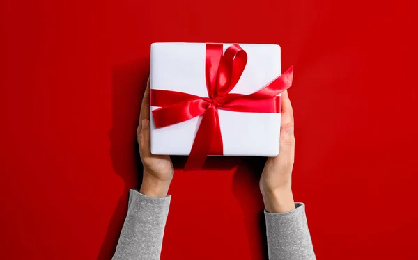 크리스마스 선물 상자를 들고 있는 사람 — 스톡 사진