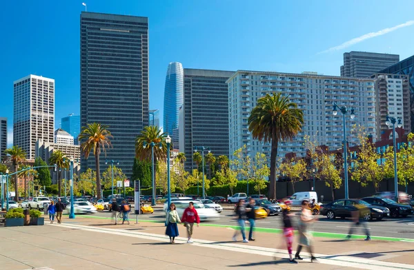 As pessoas caminham ao longo do Embarcadero em San Francsico — Fotografia de Stock