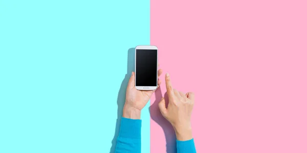 Personne utilisant un smartphone blanc — Photo