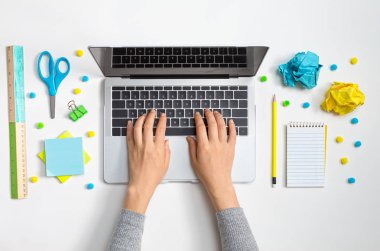 Ofis malzemeleri içeren dizüstü bilgisayar.