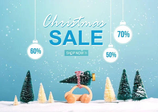 Christmas sale message with car carrying a Christmas tree — Stock Photo, Image