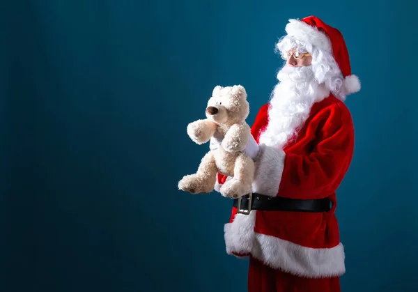 Santa trzyma misia — Zdjęcie stockowe