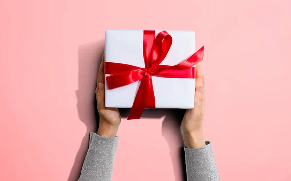 Persona que sostiene una caja de regalo de Navidad — Foto de Stock