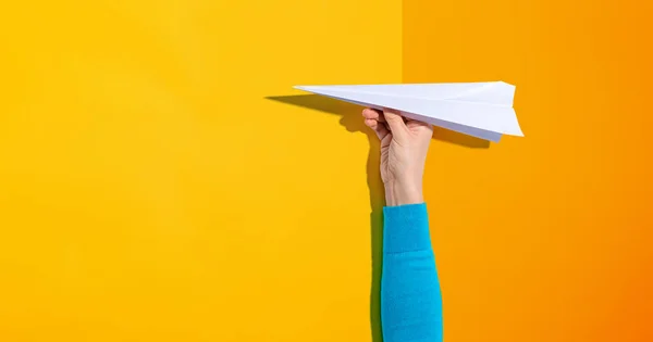 Persona que sostiene un avión de papel — Foto de Stock