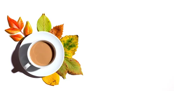 Herbstthema mit einer Tasse Kaffee — Stockfoto