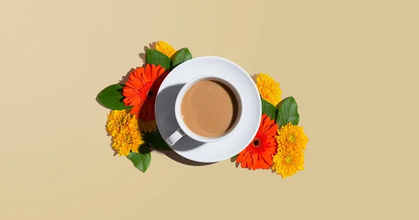 Herbstblumen-Thema mit einer Tasse Kaffee — Stockfoto