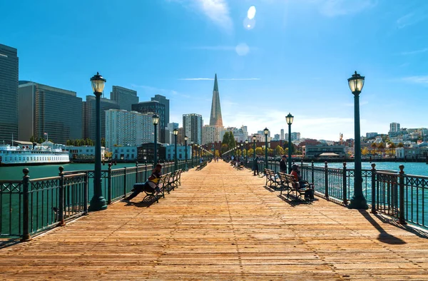 Menschen gehen am Pier 7 an der Uferpromenade von San Francisco entlang — Stockfoto