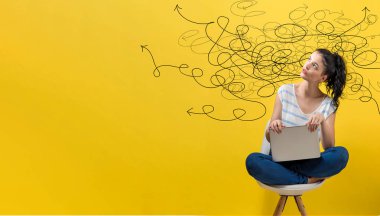 Dizüstü bilgisayar kullanan kadınlarla sorun çözme