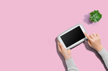Tablet bilgisayar kullanan kişi