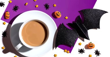 Bir fincan kahveyle Cadılar Bayramı teması