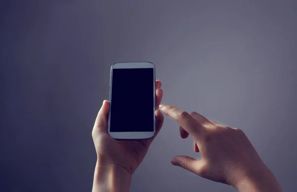Osoba držící bílý smartphone — Stock fotografie