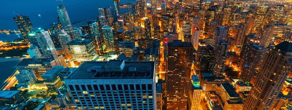 Чикагские небоскребы ночью — стоковое фото