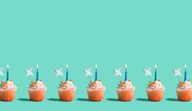 Mumları yanan kekler.