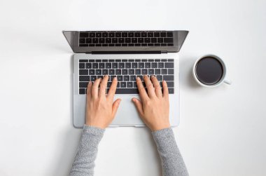 Laptop bilgisayarı kullanan biriyle kahve içmek.