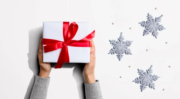 Persona que sostiene una caja de regalo de Navidad — Foto de Stock