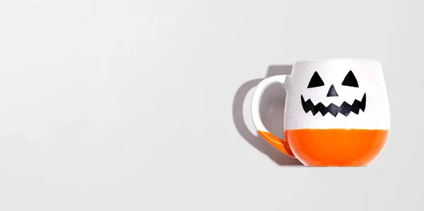 ハロウィーンの幽霊マグカップ — ストック写真