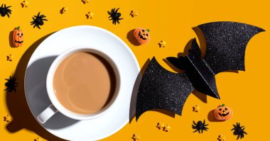 Bir fincan kahveyle Cadılar Bayramı teması