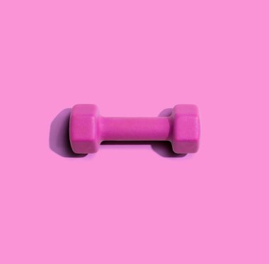 Yukarıdan sert gölge ile Dumbbell