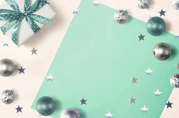 Caja de regalo de Navidad con adornos —  Fotos de Stock