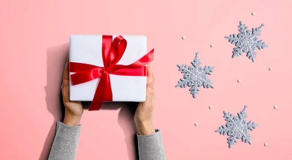 Persoon die een kerstcadeau doos vasthoudt — Stockfoto