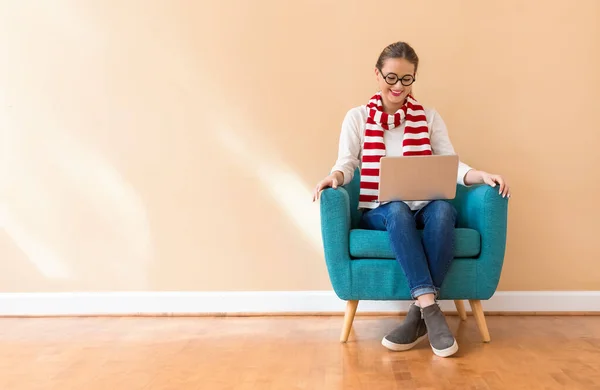 Giovane donna con un computer portatile — Foto Stock