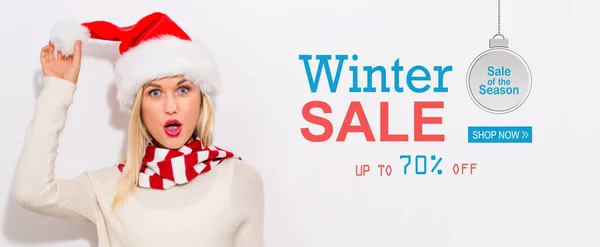 サンタの帽子を持つ女性と冬の販売メッセージ — ストック写真
