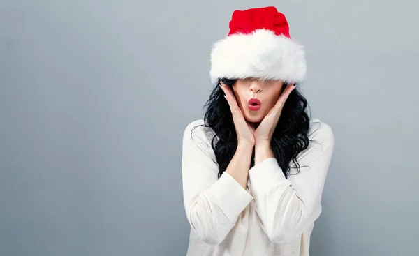 Donna con un cappello da Babbo Natale tirato sopra gli occhi — Foto Stock