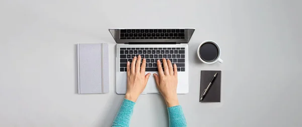 Person, die einen Laptop benutzt — Stockfoto