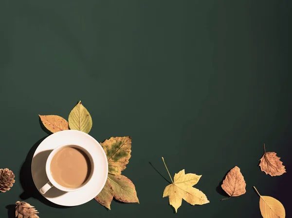 Jesienny motyw z filiżanką kawy — Zdjęcie stockowe