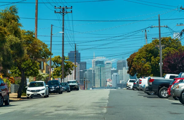 Parque de carros na rua em San Francisco residencial, CA — Fotografia de Stock