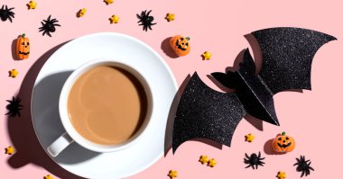 Bir fincan kahveyle Cadılar Bayramı teması