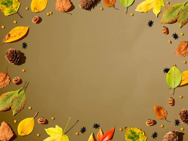 Хэллоуин и граница осенних листьев сверху — стоковое фото