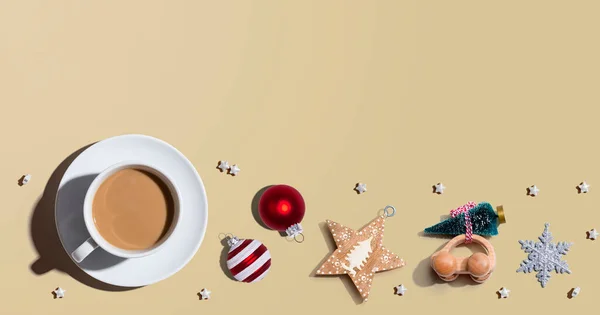 Adornos navideños con una taza de café —  Fotos de Stock