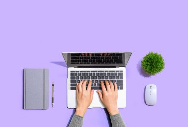 Dizüstü bilgisayar kullanan kişi