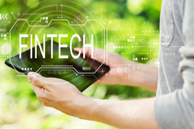 Fintech kavramı, adamın tabletini tutması.