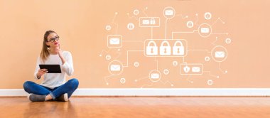 E-posta güvenlik tema ile bir tablet kullanan kadın