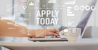 Dizüstü bilgisayar kullanan bir kadına bugün başvurun