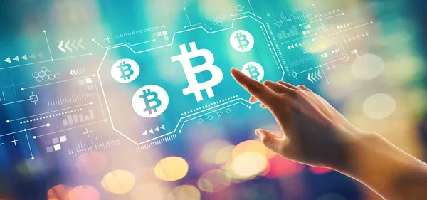 Bitcoin-Thema mit der Hand auf Knopfdruck — Stockfoto