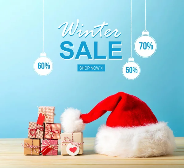 Zimowa wiadomość sprzedaży z Santa kapelusz i pudełka upominkowe — Zdjęcie stockowe