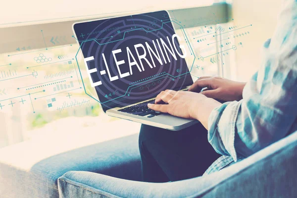 E-Learning koncept med kvinna som använder laptop — Stockfoto