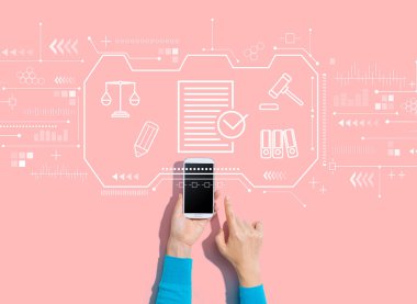 Akıllı telefon kullanan kişi ile uyum teması