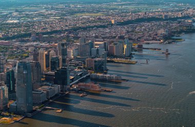 Ny ve New Jersey arasındaki Hudson Nehri'nin havadan görünümü
