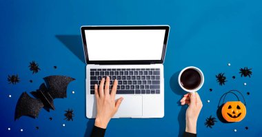 Bir dizüstü bilgisayar kullanarak Cadılar Bayramı dekorasyonları