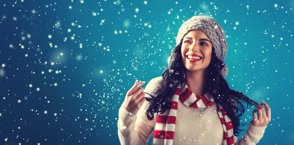 Gelukkig jong vrouw in de winter kleding — Stockfoto