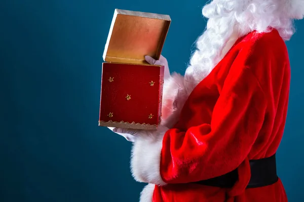 Santa aprendo una confezione regalo — Foto Stock