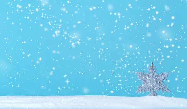 雪花在雪覆盖的风景 — 图库照片