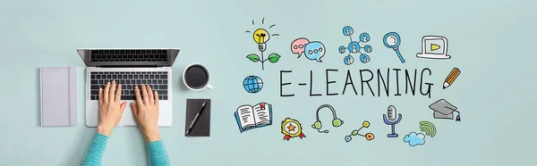 E-Learning z osobą korzystającą z laptopa — Zdjęcie stockowe