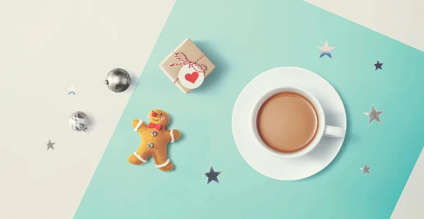 Ornamenti natalizi con una tazza di caffè — Foto Stock