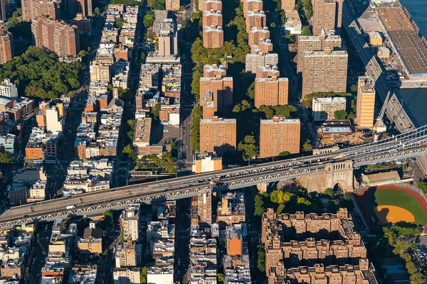 Вид с воздуха на Манхэттенский мост в Нью-Йорке — стоковое фото